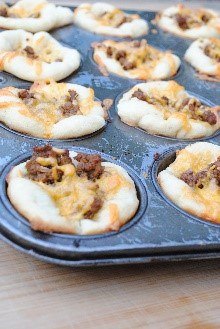 This list of easy recipes for dinner is so helpful! Cannot wait to try some of these recipes - including these taco cups! Yum!
